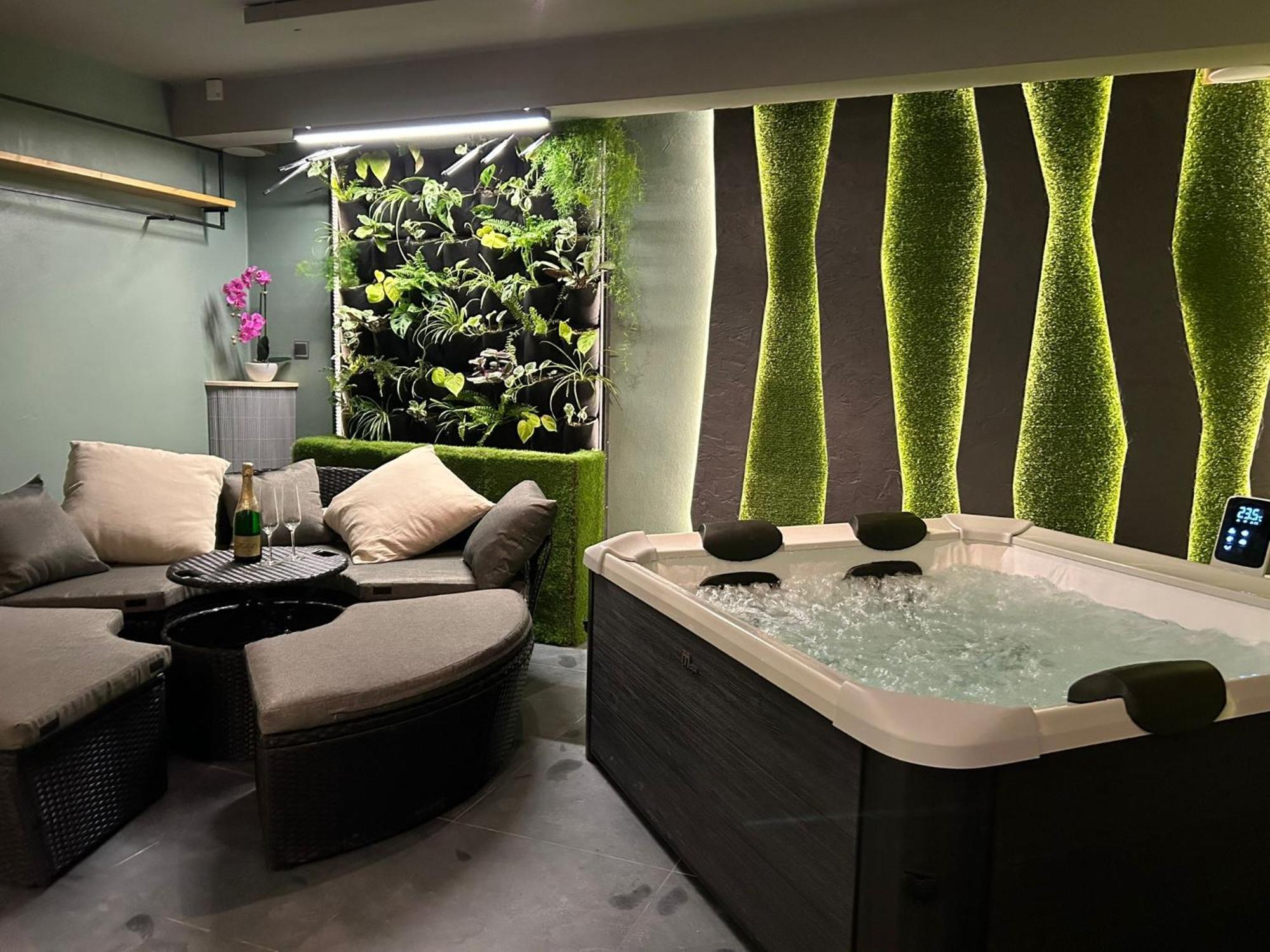 Leo Apartment Suite & Private Spa Zone - Old City Bratislava Exteriör bild