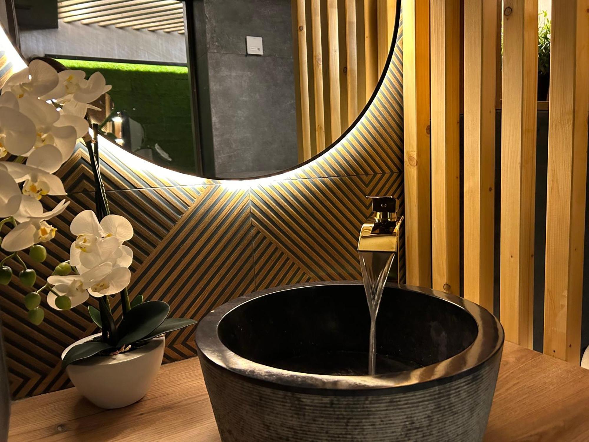 Leo Apartment Suite & Private Spa Zone - Old City Bratislava Exteriör bild