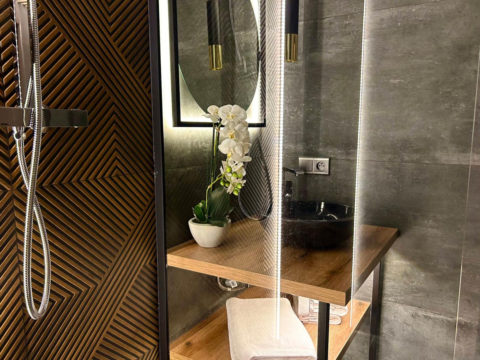 Leo Apartment Suite & Private Spa Zone - Old City Bratislava Exteriör bild