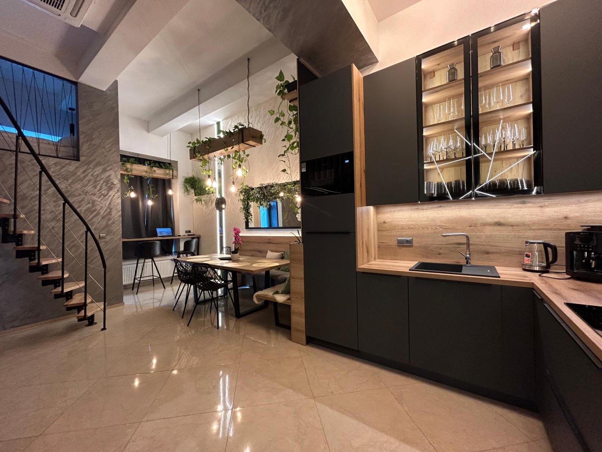 Leo Apartment Suite & Private Spa Zone - Old City Bratislava Exteriör bild