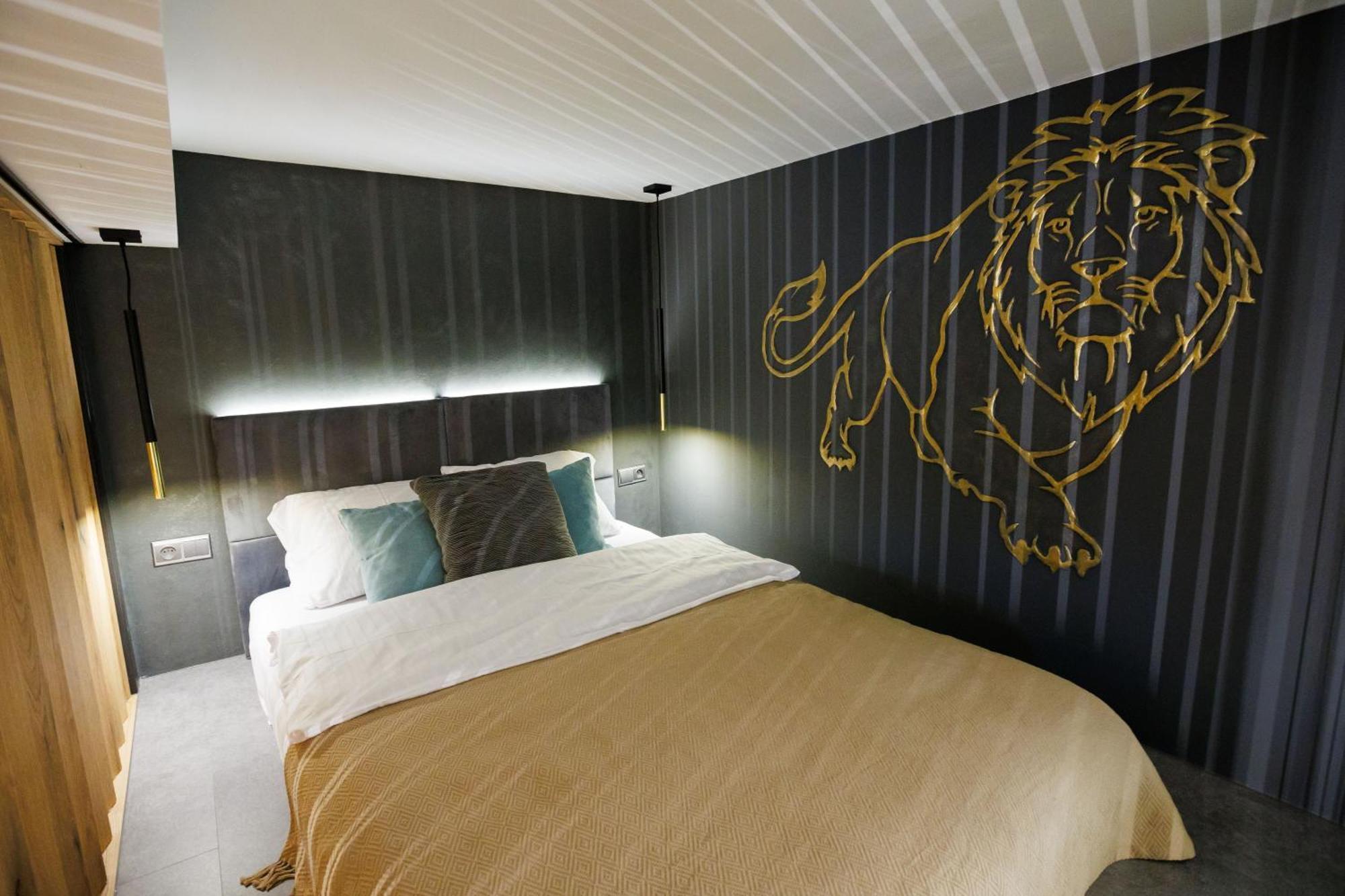 Leo Apartment Suite & Private Spa Zone - Old City Bratislava Exteriör bild