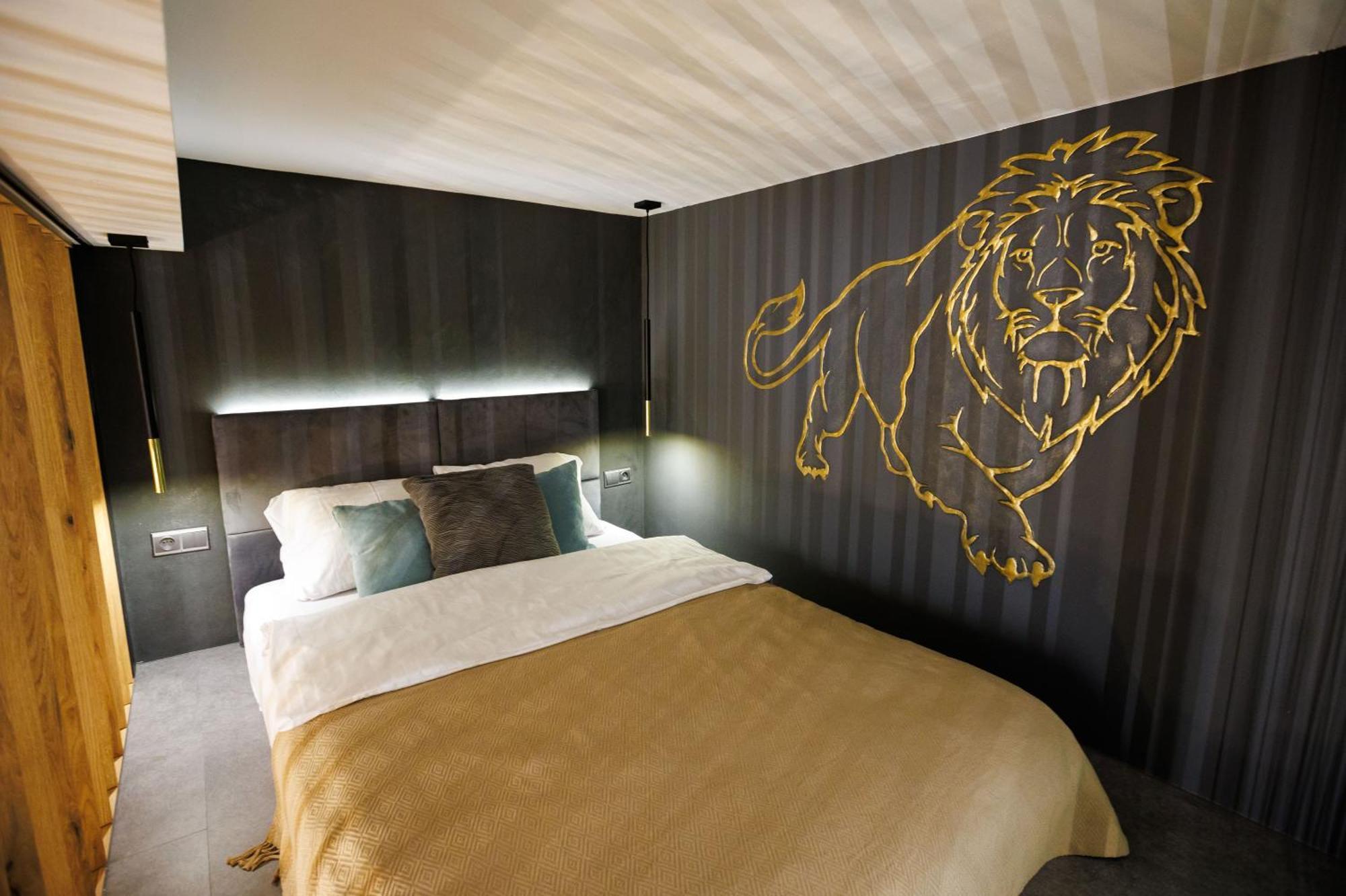 Leo Apartment Suite & Private Spa Zone - Old City Bratislava Exteriör bild