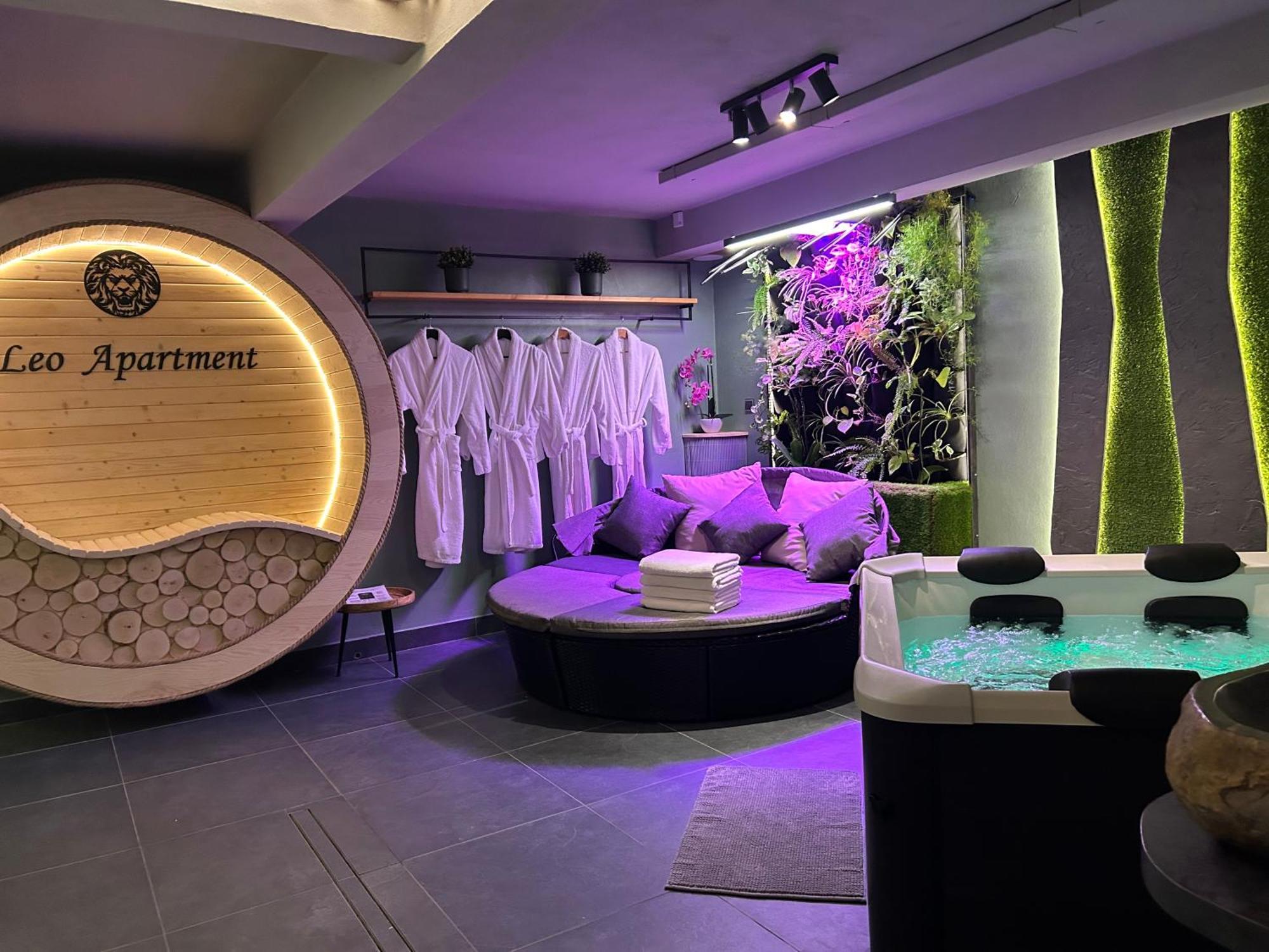 Leo Apartment Suite & Private Spa Zone - Old City Bratislava Exteriör bild